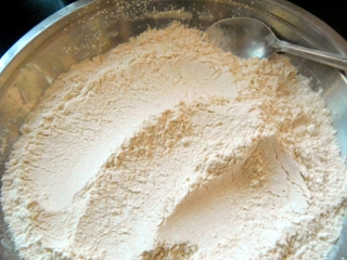 перемішуємо борошно з сіллю, цукром і сухими дріжджами