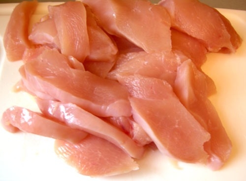 м'ясо Ріжемо тонкими пластиками