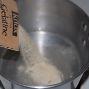 сотейник з водою