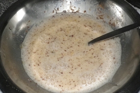 перемішуємо цукрово-яєчну суміш з молоком, спеціями і сметаною