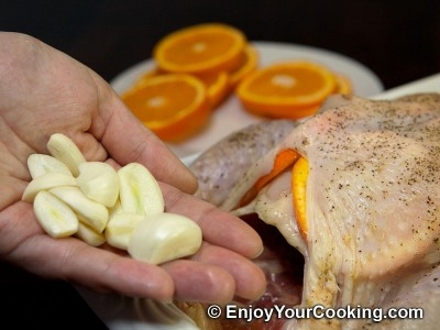 викладаємо всередину курки часник