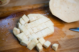 ріжемо кубиками корінь селери