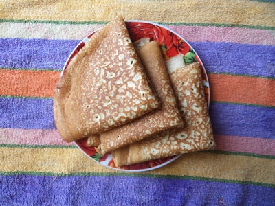 млинці на тарілці