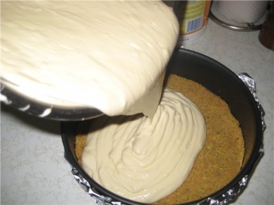 Ділимо тісто по формах