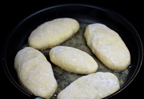 пиріжки на сковороді