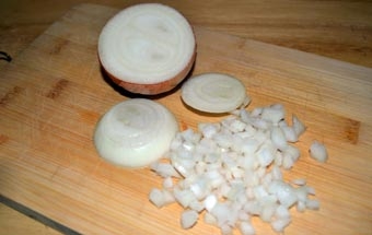 подрібнюємо цибулю