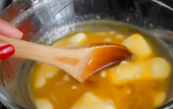 розтоплюємо мед з вершковим маслом