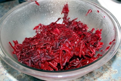 буряк натираємо на тертку