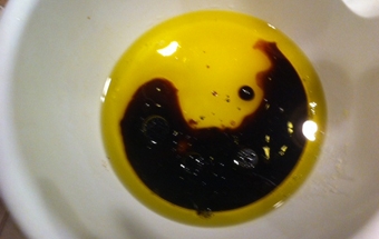 смшиваем оцет з оливковою олією