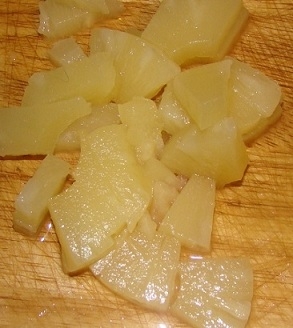 Ананаси ріжемо шматочками