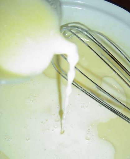 смепшиваем яйця з молоком