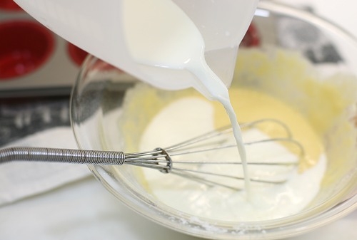 виливаємо другу частину молока