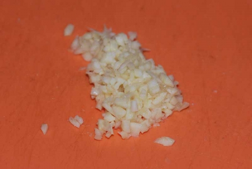 дрібно ріжемо часник