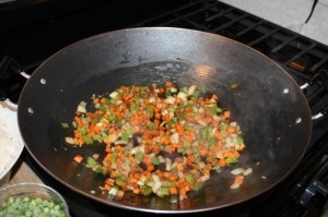 додаємо до овочів спеції, кунжутне масло і соєвий соус