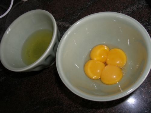 відокремлюємо жовток від білка