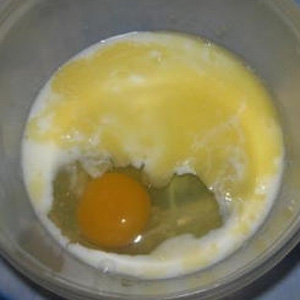 яйця в мисці