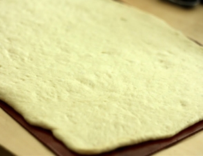 з тіста розкачуємо млинець