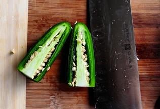 розрізаємо чилі на дві половинки