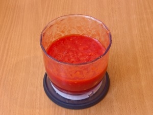 подрібнюємо помідори