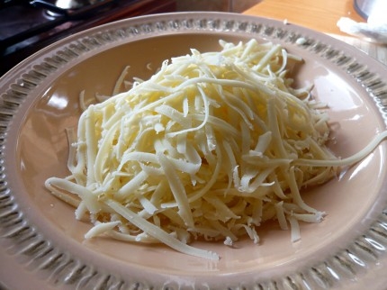 тертий сир на крупній тертці