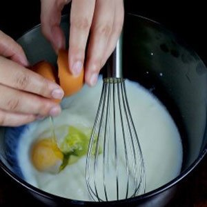 яйця з кефіром в мисці