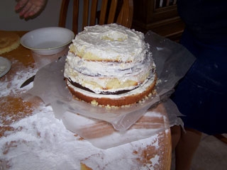 торт на столі