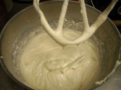 замішуємо тісто для оксамитових млинців