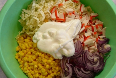 Змішуємо всі інгредієнти салату