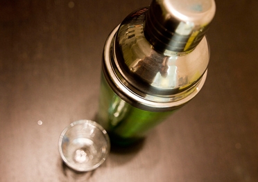 збовтуємо всі інгредієнти коктейлю в шейкері