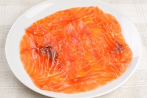 Викладаємо шматочки сьомги на страву