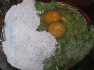 Додаємо до капустяно-молочної суміші борошно, яйця і спеції