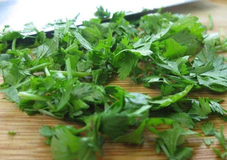 кінзу дрібно рубаємо