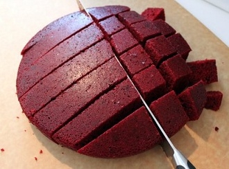 Ріжемо коричневий корж кубиками