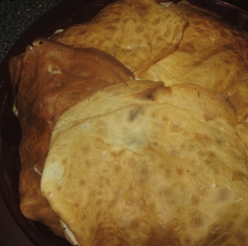 Укладені шари млинцевого пирога з капустою