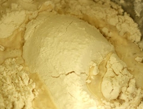 змішуємо компоненти для тіста