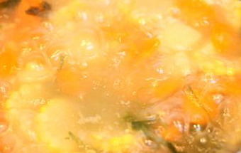 викладаємо овочі в киплячу воду