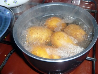 відварюємо картоплю в мундирах