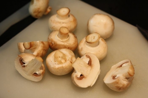 Крок 1: готуємо гриби, цибулю і моркву.