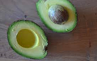 розрізаємо на дві половинки авокадо