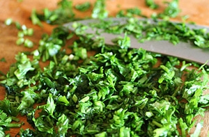 Дрібно рубаємо зелень петрушки