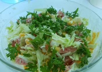 капустяний Салат з ковбасою