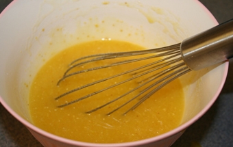 збиваємо жовток і мед