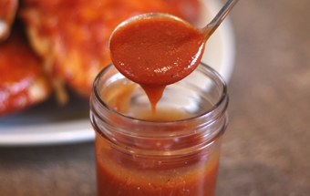 переливаємо соус барбекю в банку