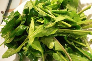 Промиваємо листя руколи