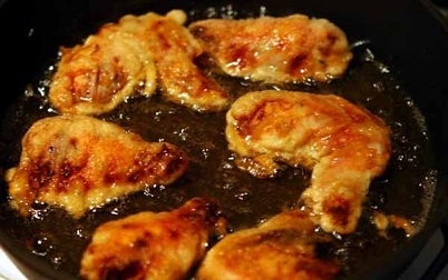 Обсмажуємо курячі крильця до рум'яної скоринки