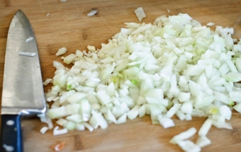 подрібнюємо цибулю