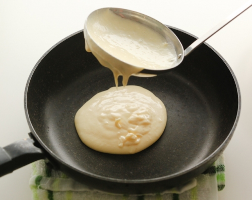 викладаємо на сковороду тісто