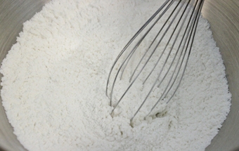 перемішуємо борошно з крохмалем, розпушувачем і ванільним цукром