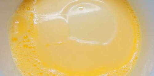 збиваємо яйця зі згущеним молоком