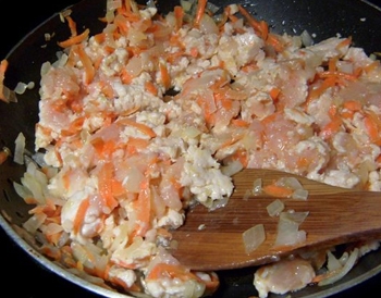 Подрібнені інгредієнти тушкуємо в сковороді